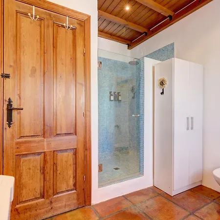 Authentic With Pool And Sea View *