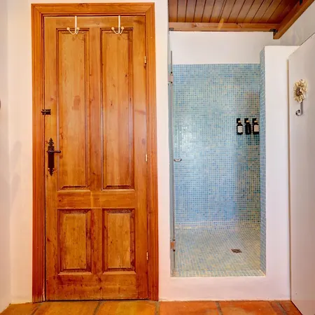 Authentic With Pool And Sea View Lejlighed